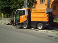 OLYMPUS DIGITAL CAMERA Čistenie a údržba miestnych komunikácií, zametanie cesty